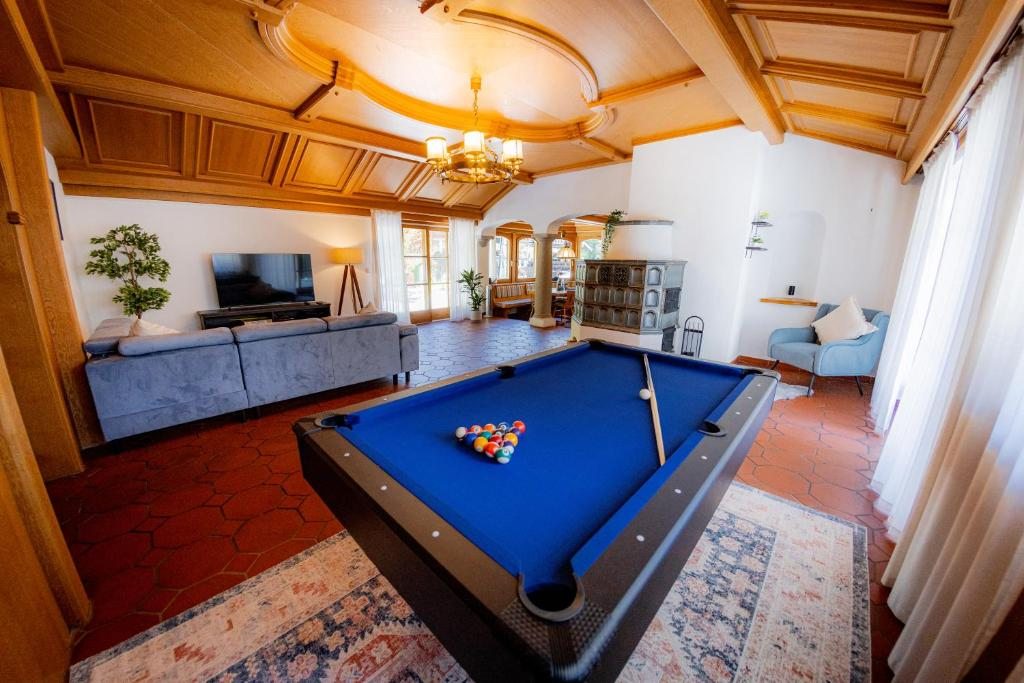 Apartment Alpenblick im Berchtesgadener Land – geräumiges Wohnzimmer mit Freizeitbereich