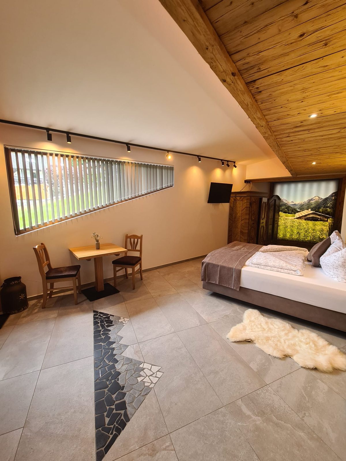 Chalet Apartment Hochkalter in Ramsau bei Berchtesgaden – gemütlicher Wohn- und Schlafbereich im alpinen Stil