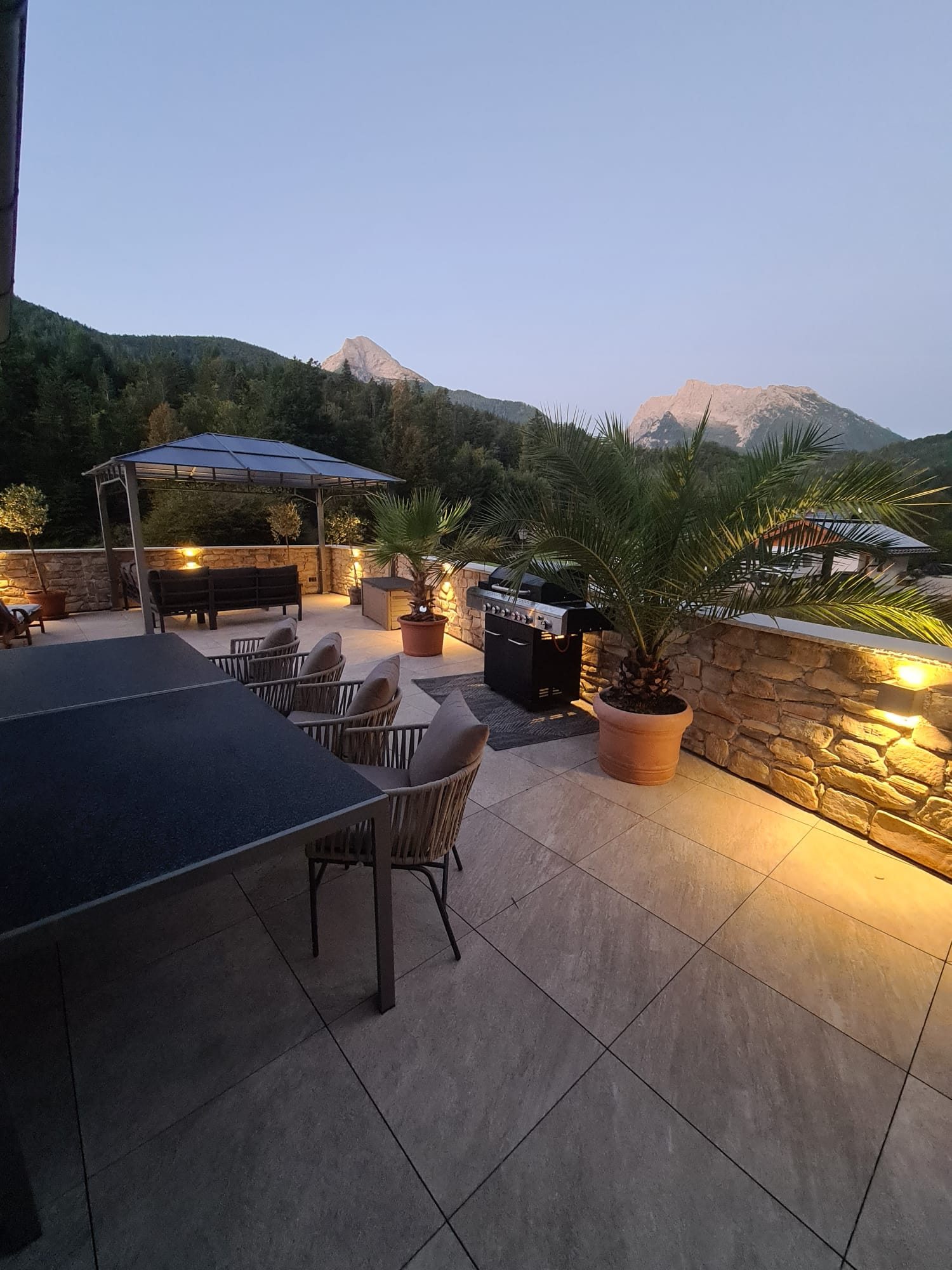 Abendstimmung auf der Terrasse einer von MW Pro betreuten Ferienimmobilie im Berchtesgadener Land mit Blick auf die Alpen